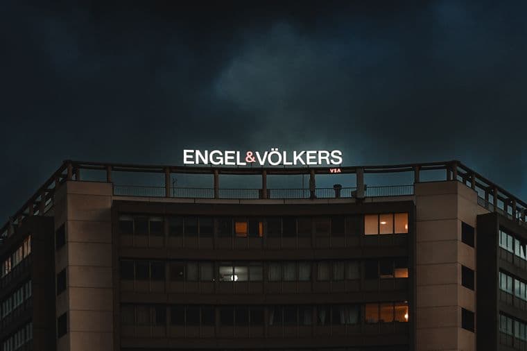 Rótulo Encendido Engel & Völkers en Barcelona