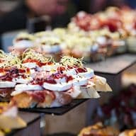 Ansicht einer Käse- und Marmelade-Tapas auf Brot.