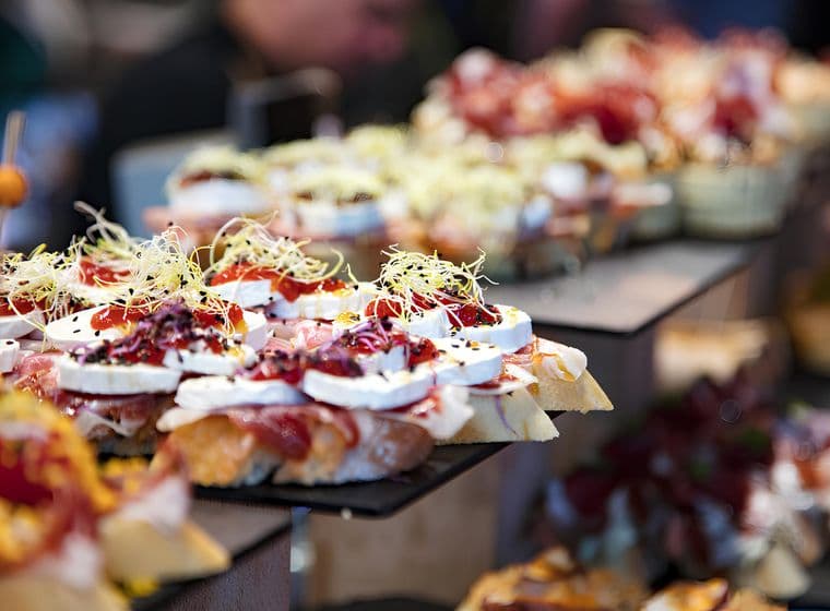 Vista d'una tapa de formatge i melmelada sobre pa.