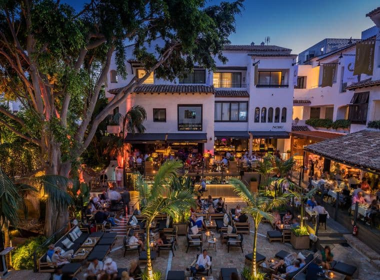 Plaza del Puente Romano mit Tischen und einer gemütlichen Atmosphäre