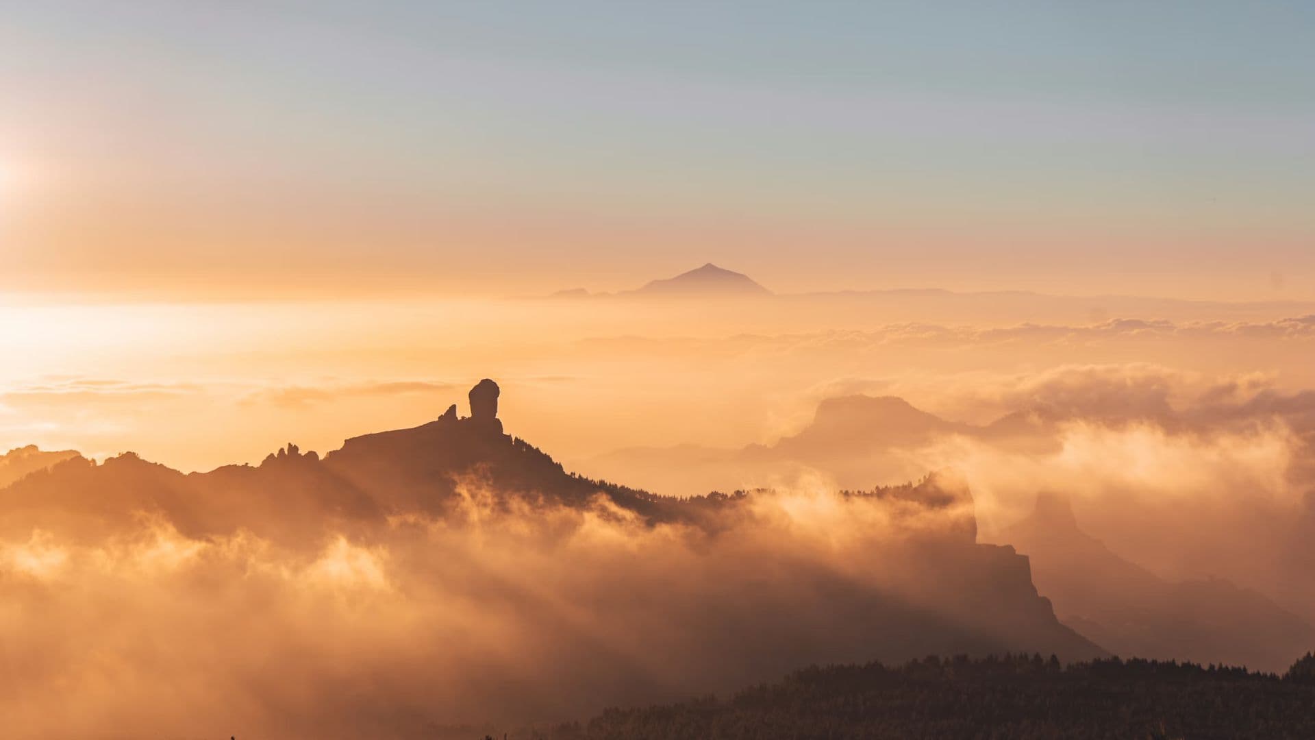 Paisaje de montañas cubiertas por un manto de niebla