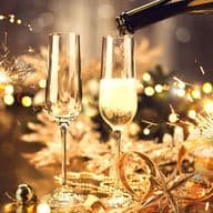 Xampany servint-se en una copa, amb bengales i decoracions daurades.