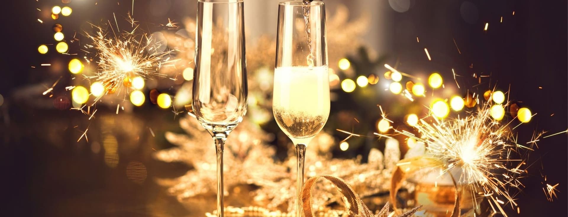 Xampany servint-se en una copa, amb bengales i decoracions daurades.