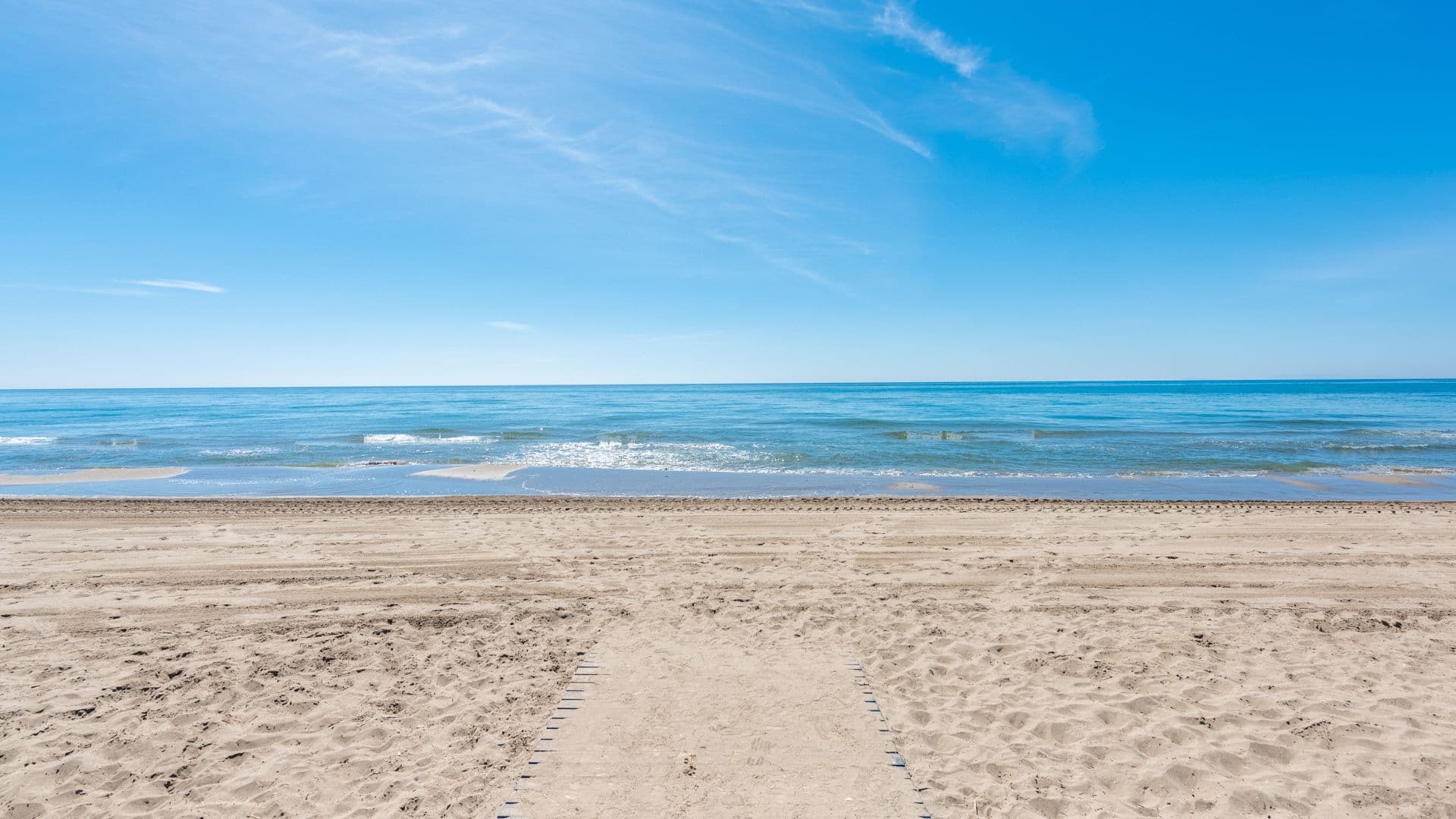 Elviria Strand mit dem ruhigen Meer