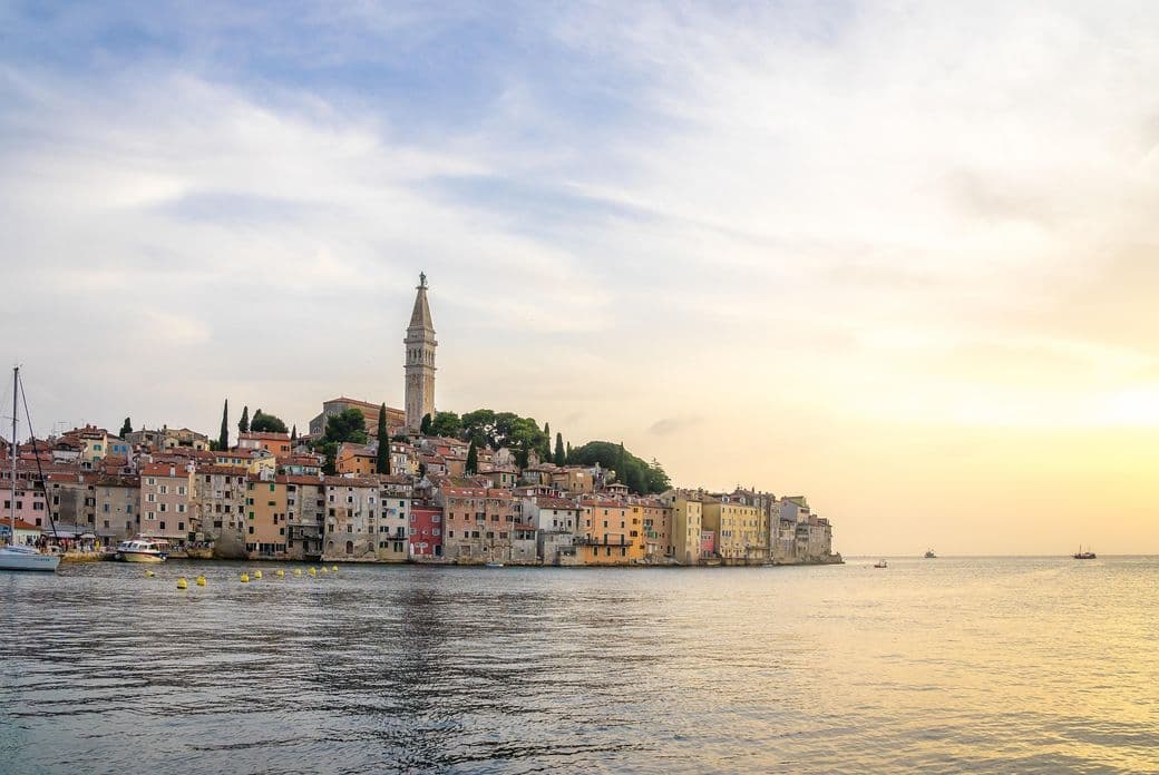 Predivan pogled s obale na grad Rovinj u Hrvatskoj s njegovim šarenim zgradama duž vode