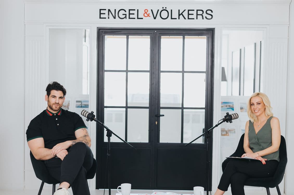 Ο Ετεοκλής Παύλου και η Λίλη Πυράκη στο podcast της Engel & Volkers Ελλάδος σε 2 ολόσωμα πορτραίτα