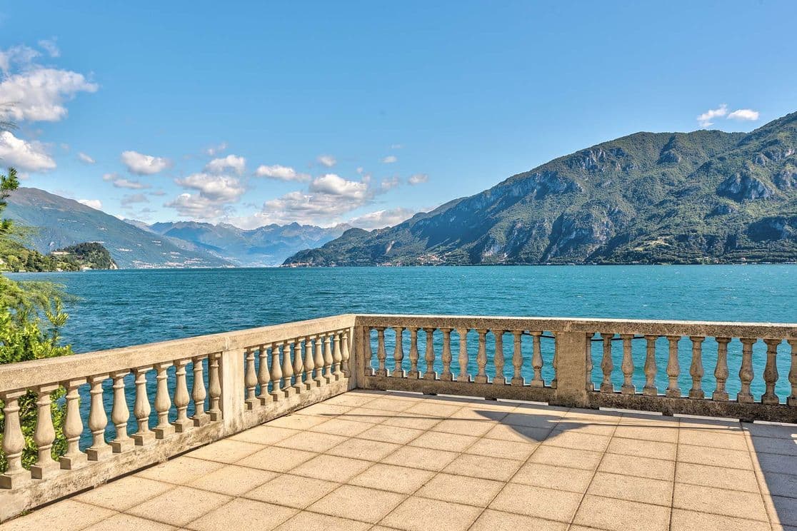 Steinterrasse mit Balustrade und Panoramablick auf den Comer See