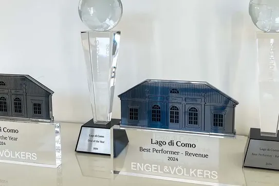 Pokale "Deal of the Year" und "Best Performer" von Engel & Völkers für den Comer See
