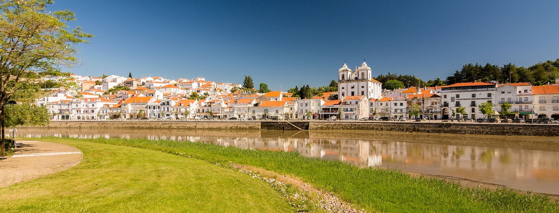Vista beira rio de cidade