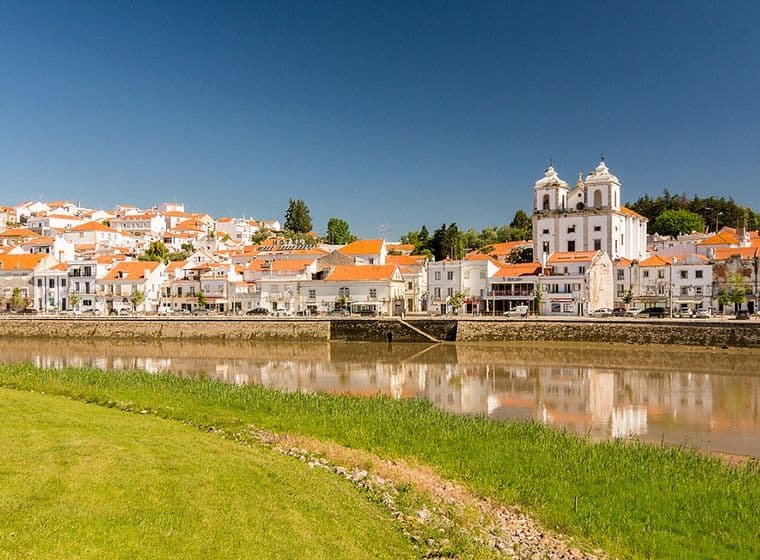 Vista beira rio de cidade