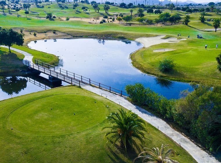 Vista aèria d'un camp de golf a Torrevieja. Es veu un llac i diferents parts del camp de golf amb arbres.