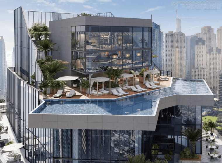 Dachterrasse mit modernem Glasgebäude, Pool, Liegen und Begrünung mit Blick auf eine urbane Skyline mit hohen Wolkenkratzern im Hintergrund.