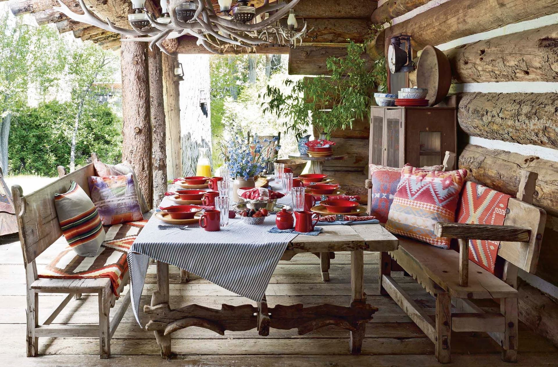 Cozy and classic at the same time – that is his art: Ralph Lauren creates places no one wants to leave. Here, the veranda of his ranch.