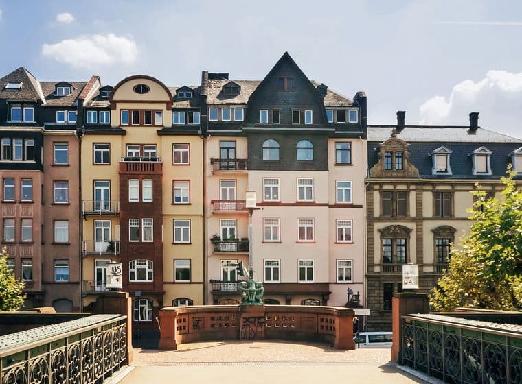 Frankfurter Altbaufassaden - Blick von einer Brücke, die von der Seite zu sehen ist