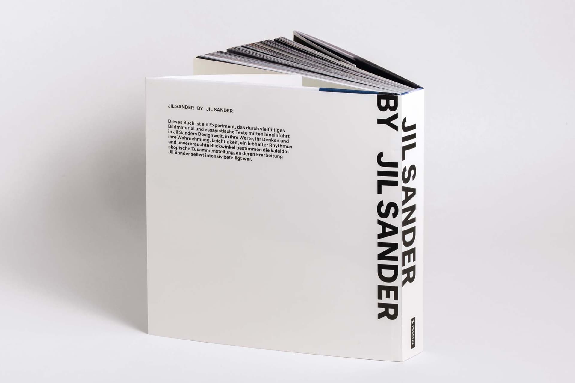 Das neue Buch „Jil Sander by Jil Sander“ (bei Prestel Publishing erschienen), gestaltet von der preisgekrönten Buchdesignerin Irma Boom, zeigt eine umfassende und persönliche Gesamtschau von Sanders wegweisender Arbeit in den Bereichen Mode, Kosmetik und Architektur.