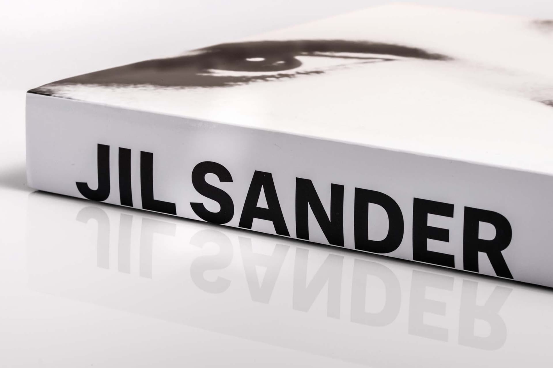 Das neue Buch „Jil Sander by Jil Sander“ (bei Prestel Publishing erschienen), gestaltet von der preisgekrönten Buchdesignerin Irma Boom, zeigt eine umfassende und persönliche Gesamtschau von Sanders wegweisender Arbeit in den Bereichen Mode, Kosmetik und Architektur.