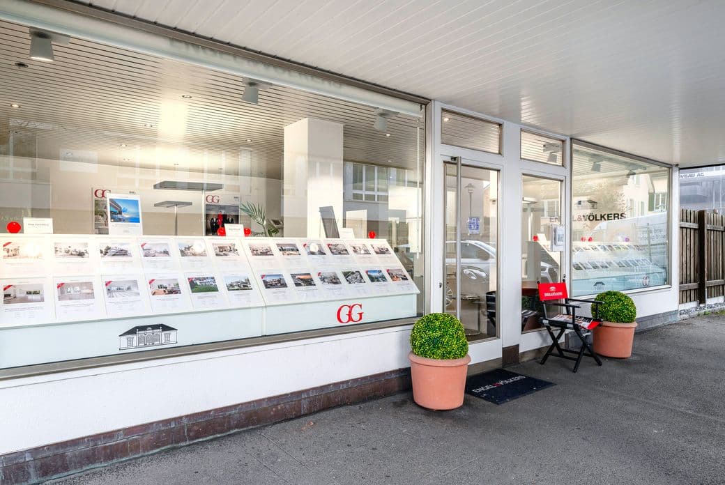 Bei Engel & Völkers Goldküste steht Ihnen ein qualifiziertes, freundliches Expertenteam zur Seite.