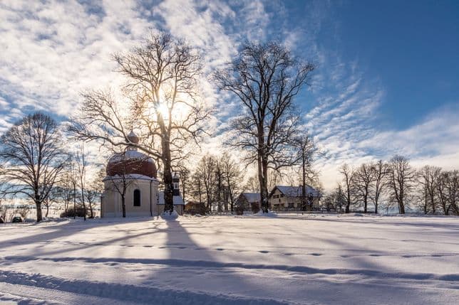 Winter scene at the Heuwinkl chapel in Iffeldorf – an attractive location for residential real estate in a scenic setting