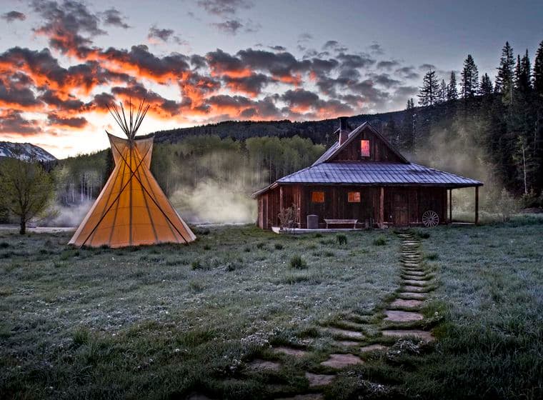 Allein für die Sonnenuntergänge lohnt sich die Anreise ins abgelegene Resort, der klare Sternenhimmel wird nachts nur von der absoluten Stille übertroffen.