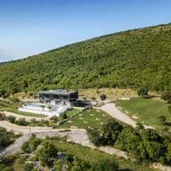Das Grundstück umfasst rund 3.000 Quadratmeter und liegt über dem Dorf Viškovići, nahe der Stadt Labin.