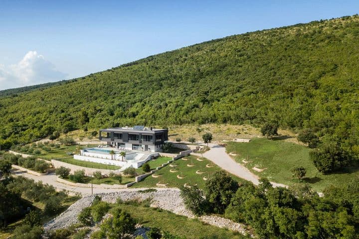 Das Grundstück umfasst rund 3.000 Quadratmeter und liegt über dem Dorf Viškovići, nahe der Stadt Labin.
