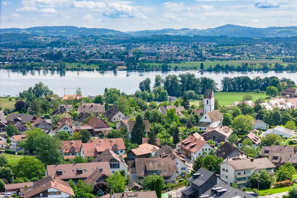 Townscape in the Glattal with church and lake in the background – natural living near Zurich