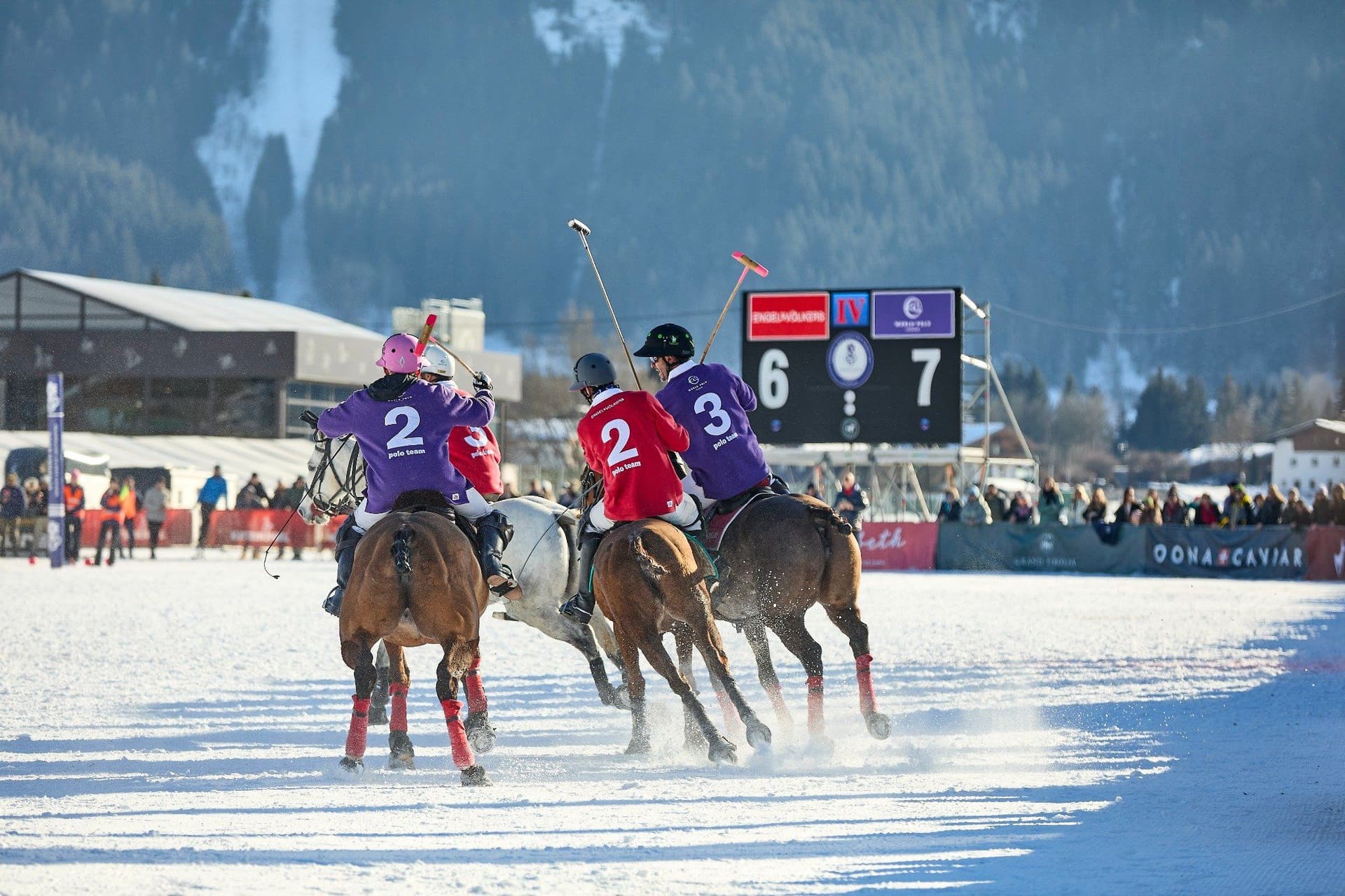 Polo-Spieler mit erhobenem Schläger beim entscheidenden Spielzug auf Schnee.