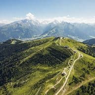 Luftaufnahme der Schmittenhöhe mit Panoramablick auf die Alpen.
