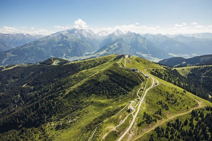 Luftaufnahme der Schmittenhöhe mit Panoramablick auf die Alpen.