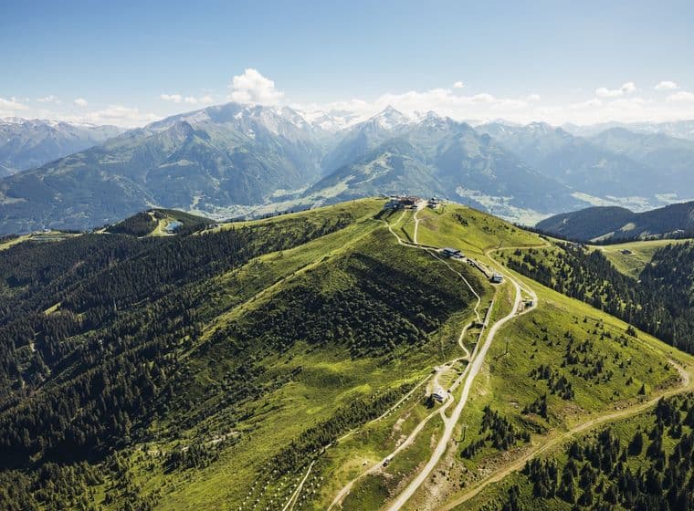 Luftaufnahme der Schmittenhöhe mit Panoramablick auf die Alpen.