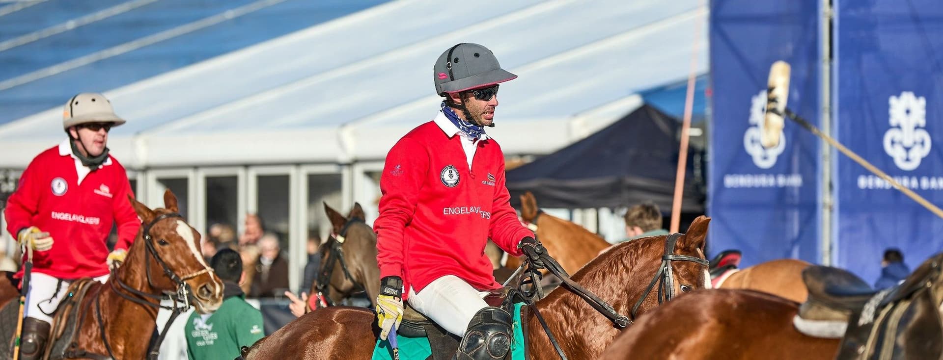 Polo-Spieler auf einem weißen Pferd beim Snow Polo Turnier in Kitzbühel.
