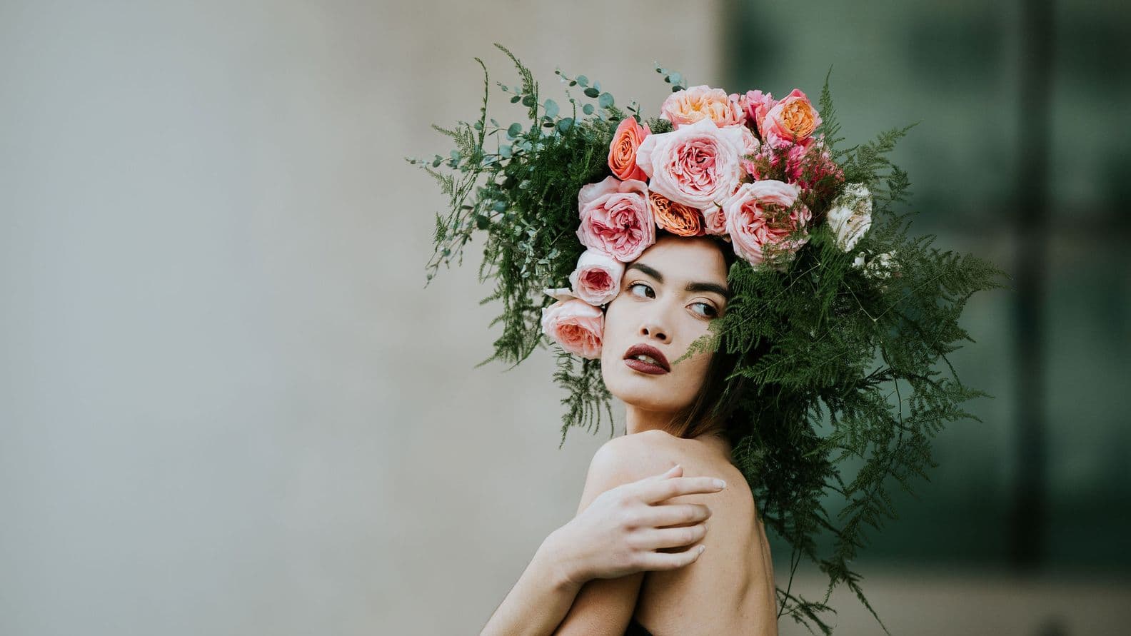 Modèle portant une couronne florale réalisée par Julia Rose.