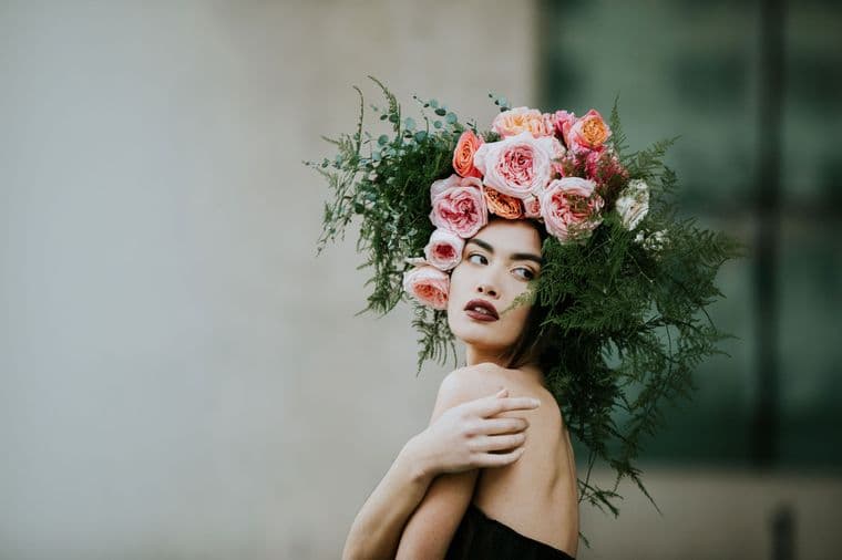 Modèle portant une couronne florale réalisée par Julia Rose.