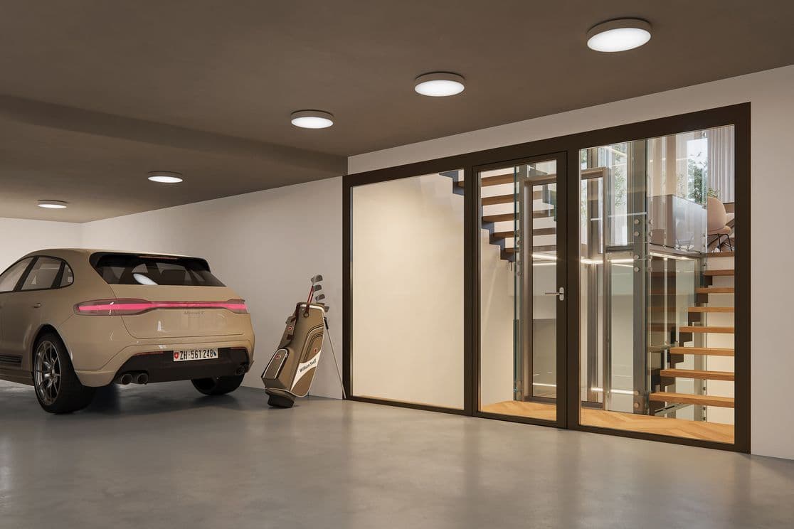 Moderne Garage mit beigem Auto, verglaster Treppe, Golfschlägern und Deckenleuchten, die einen offenen, übersichtlichen Raum schaffen.
