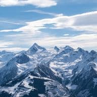 Schneebedeckte Berge des Kitzsteinhorns mit strahlend blauem Himmel.