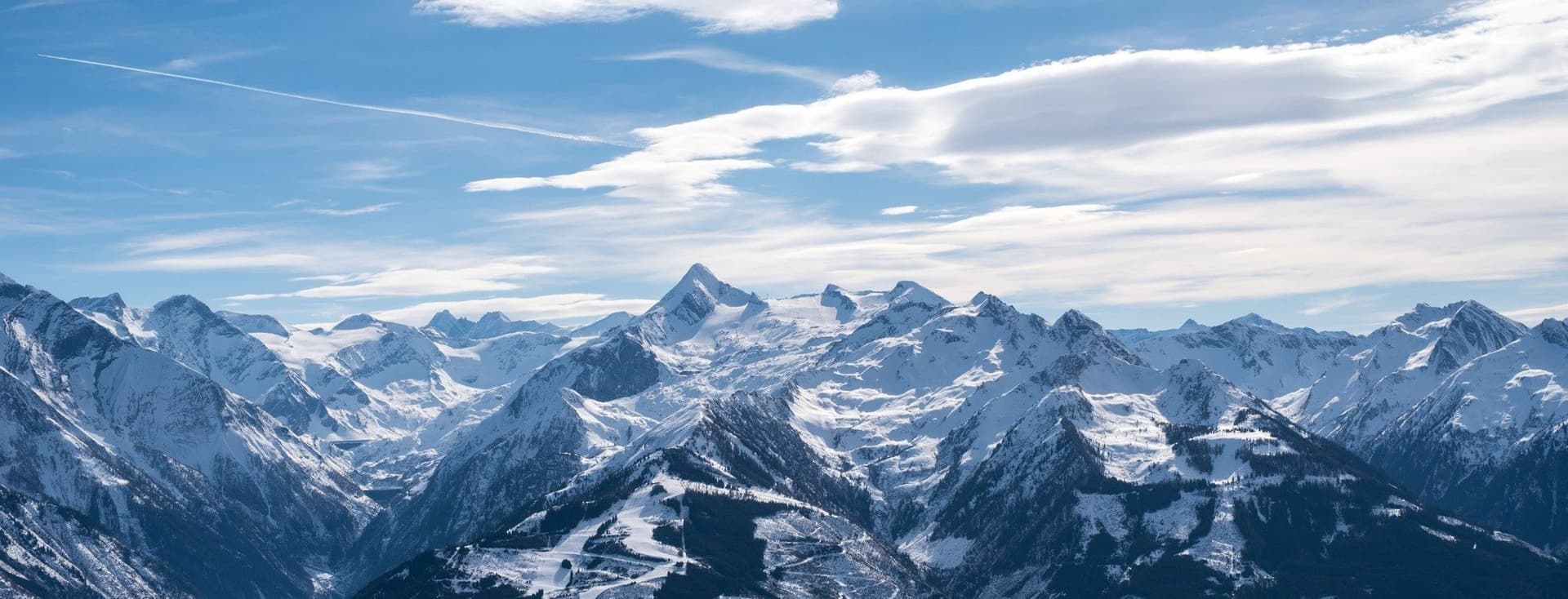 Schneebedeckte Berge des Kitzsteinhorns mit strahlend blauem Himmel.