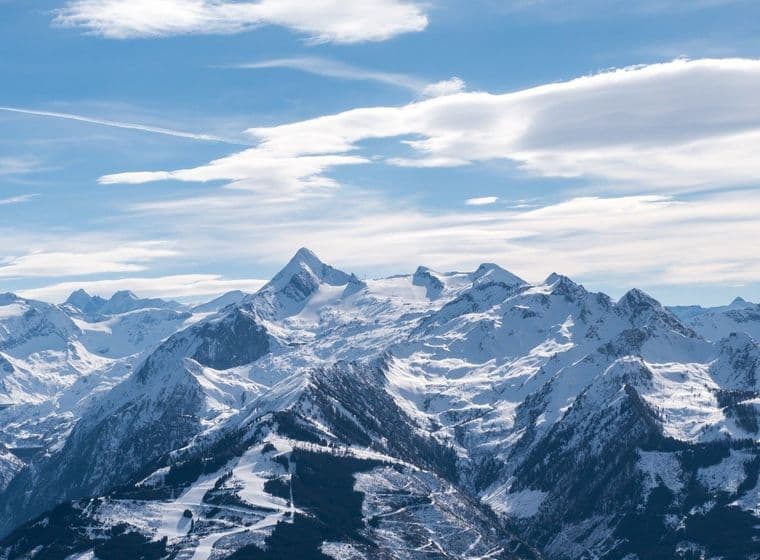 Schneebedeckte Berge des Kitzsteinhorns mit strahlend blauem Himmel.