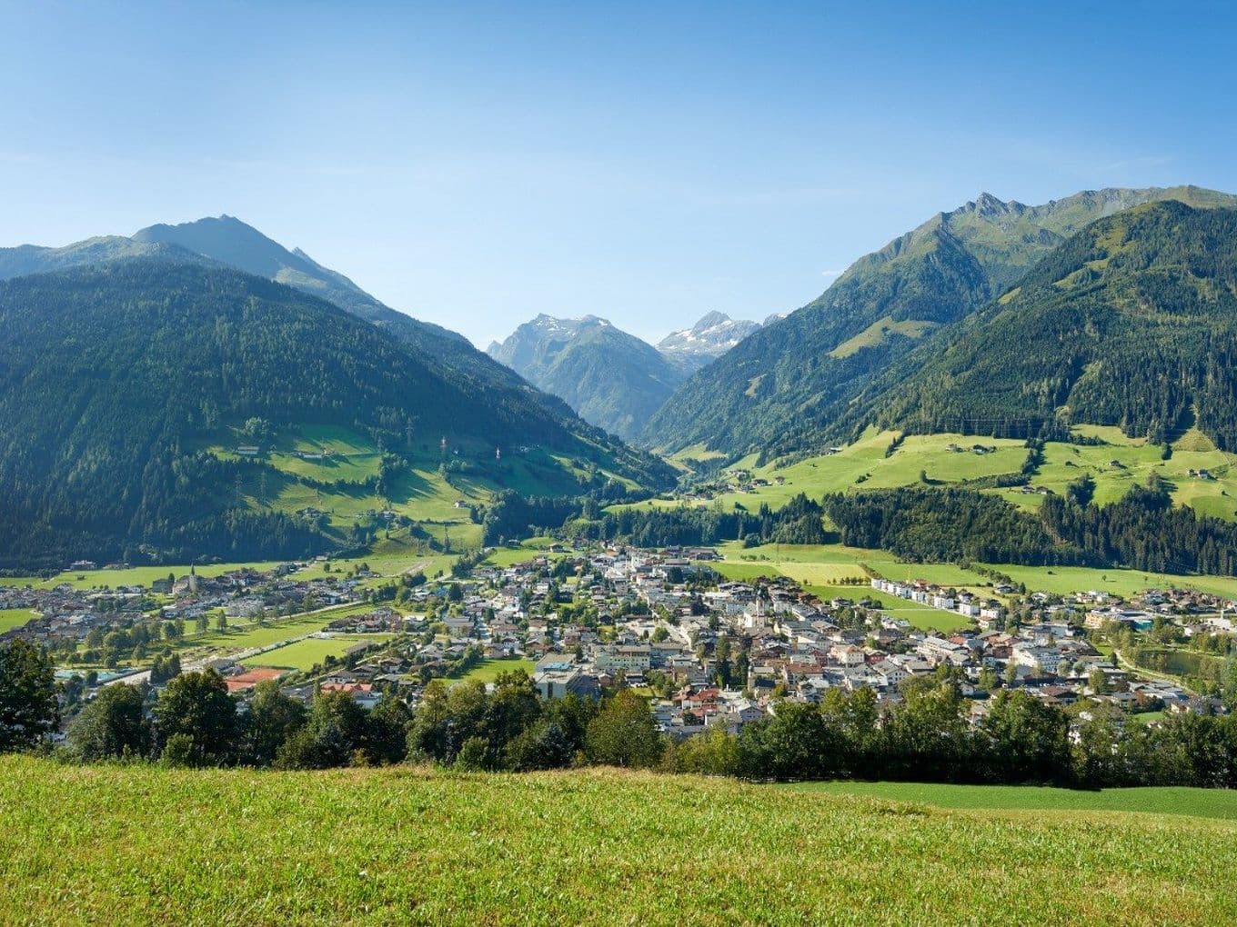Sommerliche Panoramaaufnahme von Mittersill mit Bergen im Hintergrund.