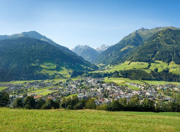 Sommerliche Panoramaaufnahme von Mittersill mit Bergen im Hintergrund.