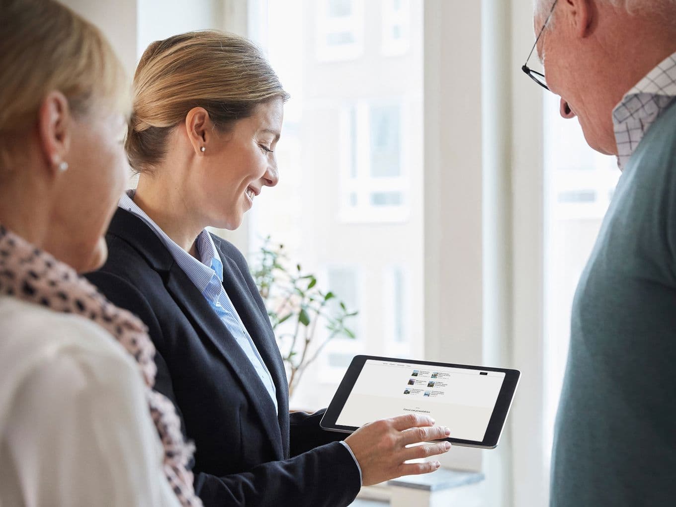 Mortgage advisor gives consultation in Dubai