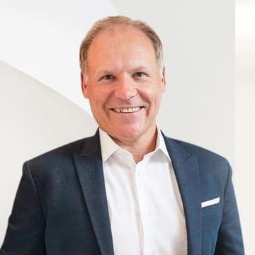 Portrait photo of Marc Büschi, board member of Engel & Völkers Wohnen Schweiz
