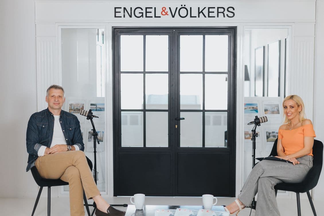 Ο Θοδωρής Παπαλουκάς με την δημοσιογράφο Λίλη Πυράκη στα γραφεία της Engel & Volkers στην Αθήνα