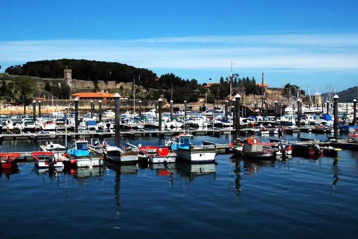 Vista del puerto de Baiona