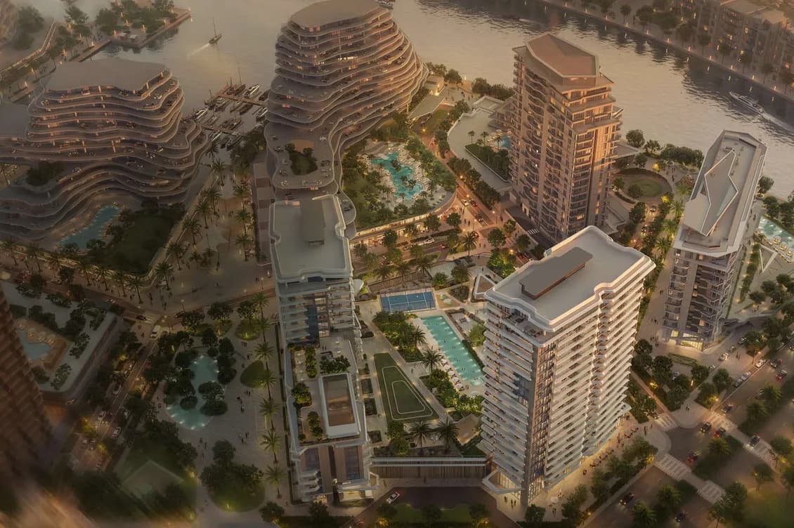 Aerial view of a futuristic waterfront city with curved, wave-like high-rise buildings, palm trees, pools, and a marina along a canal at sunset. KI-generiertes Bild