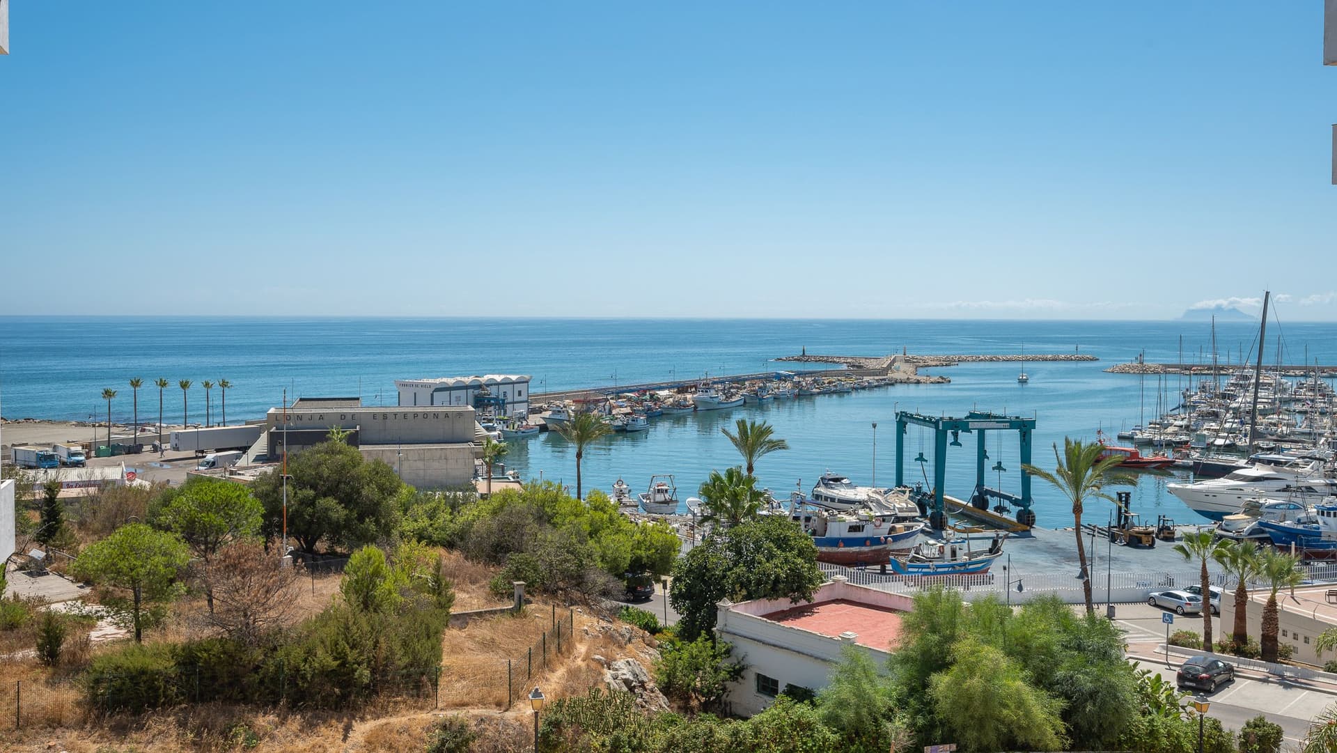 Port d'Estepona. Port d'Estepona. Vista panoràmica. Palmeres. Vaixells. Horitzó. Cel blau.