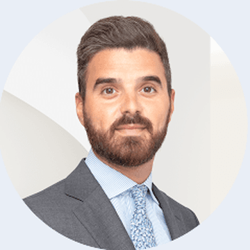 uomo carnagione chiara occhi scuri capelli brizzolati camicia celeste giacca grigia