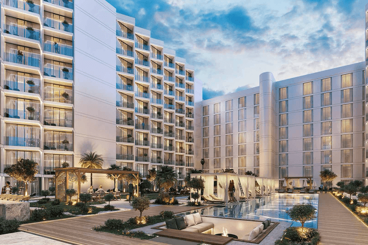 Fitnessraum in Playa Viva mit moderner Ausstattung und grossen Fenstern mit Blick auf die gestalteten Aussenbereiche von Al Marjan Island.