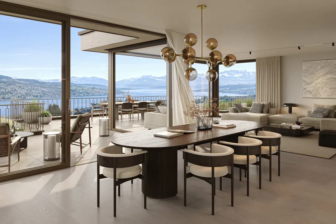Wohnzimmer mit grosszügigem Essbereich und Glasfronten, die auf die Terrasse mit Seeblick führen.