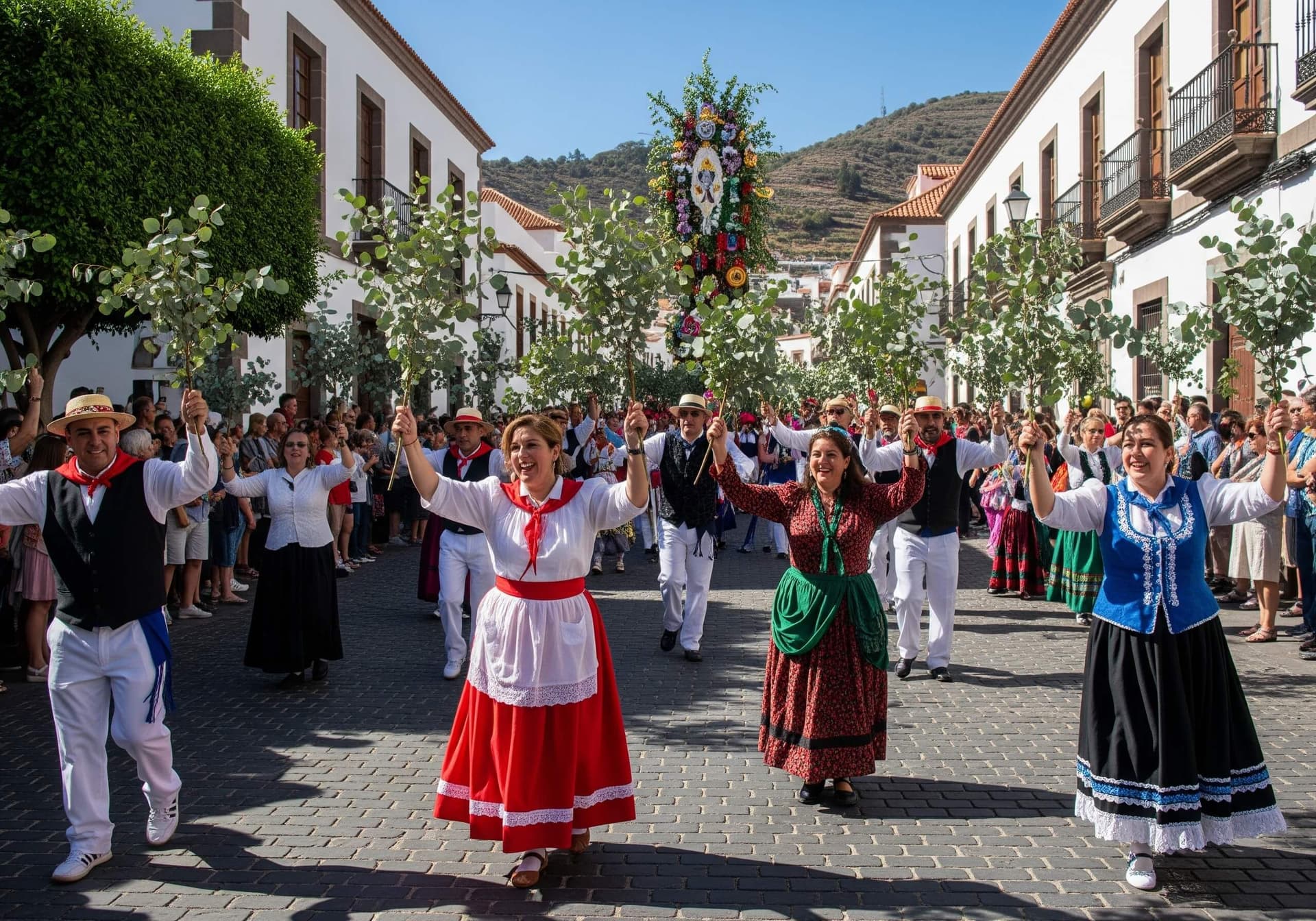 Bajada de la rama, mujeres vestidas con el traje tradicional canario, bajando ramas de eucalipto y pino