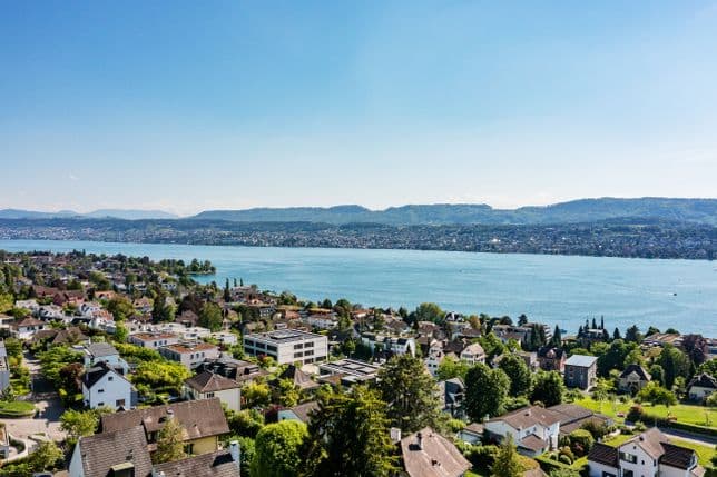 Ob Wandern entlang der Goldküste oder ein ausgedehnter Bootsausflug auf dem Zürichsee: Mit einer der hiesigen Immobilien stehen Ihnen diverse Möglichkeiten offen